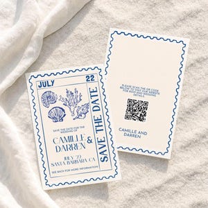 Op de afbeelding: Twee crèmekleurige trouwkaarten met blauwe tekst en illustraties. De voorkant toont schelpen en de tekst "Save the Date" en "Camille & Darren". De achterkant heeft een QR-code en de namen "Camille and Darren".