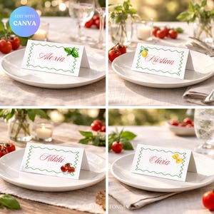 Puede incluir: Cuatro tarjetas de mesa blancas con bordes verdes festoneados, cada una con un nombre diferente en escritura cursiva. Las tarjetas están decoradas con ilustraciones de un limón, tomates, albahaca y una pajarita. Las tarjetas están sobre platos blancos.