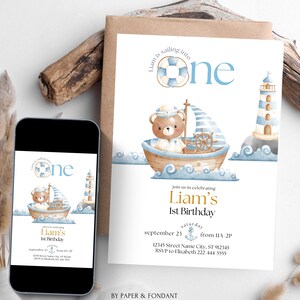 Puede incluir: Una invitación de primer cumpleaños de temática náutica azul y blanca con un osito de peluche que lleva un gorro de marinero y sostiene un volante en un barco. La invitación dice "Liam is sailing into one" e incluye la fecha, la hora y el lugar de la fiesta.