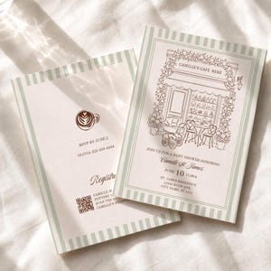 Op de afbeelding: Twee rechthoekige uitnodigingskaarten voor een babyshower met saliegroene gestreepte randen. Eén kaart bevat een lijntekening van een cafégevel, de tekst Camille's Cafe Bebe en evenementdetails. De andere toont een koffiekop-icoon en een QR-code.