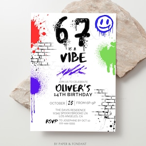 Może przedstawiać: Białe zaproszenie urodzinowe z elementami w stylu graffiti. Projekt zawiera liczbę "67", frazę "IS A VIBE" i niebieską buźkę. Zaprasza na 14. urodziny Olivera 25 października.