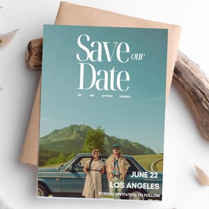 Peut inclure: Une invitation de mariage avec le texte "Save our Date" en grandes lettres blanches. L'invitation présente une photo d'un couple devant une voiture ancienne avec une montagne en arrière-plan. La date "22 juin" et le lieu "Los Angeles" sont également affichés.