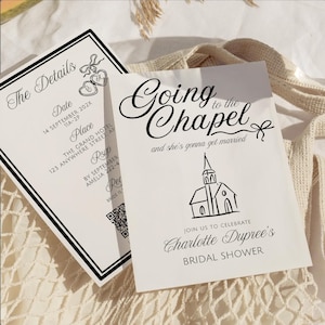 以下が含まれることがあります： 白い文字とシンプルな教会のイラストが描かれた、白いブライダルシャワーの招待状。テキストには「Going to the Chapel and she's gonna get married.」と「Join us to celebrate Charlotte Dupree's Bridal Shower.」と書かれています。