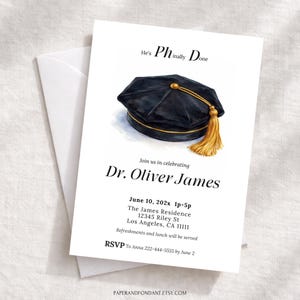 Op de afbeelding: Afstudeeraankondiging met een aquarel illustratie van een zwarte afstudeerhoed met een gouden kwast. De tekst luidt "He's Phinally Done" en nodigt gasten uit om Dr. Oliver James te vieren. Bevat evenementdetails en RSVP-informatie.