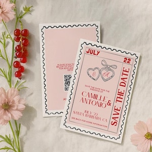 Op de afbeelding: Twee roze trouwkaarten met een postzegelontwerp. De kaarten bevatten de tekst "July 22" en "Save the Date" in het rood. De kaarten bevatten ook de namen "Camille & Antonio" en "Santa Barbara CA".