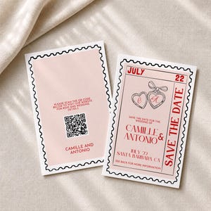 Pode incluir: Dois cartões retangulares de save the date com borda de selo postal em rosa claro e vermelho. Um cartão apresenta o texto SAVE THE DATE, JULY 22, CAMILLE & ANTONIO e uma ilustração de coração. O outro cartão exibe um código QR e texto.