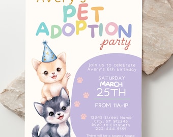 Puede incluir: Una invitación de color morado y blanco con una ilustración de dibujos animados de un perro y un gato con sombreros de fiesta. El texto dice "Avery's Pet Adoption Party" e incluye detalles sobre la fiesta, incluyendo la fecha, la hora y la ubicación.