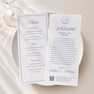 Peut inclure: Deux cartes en papier rectangulaires blanches avec du texte bleu et une icône de coquillage. L'une est un menu listant entrées, plats et desserts. L'autre est un mot de bienvenue d'Emilia et Michael avec un QR code pour partager les photos.