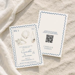 Op de afbeelding: Trouwkaart met een schelpmotief. De uitnodiging is wit met een blauwe rand en bevat de tekst "Juli 22" en "Camille & Darren". De achterkant van de uitnodiging bevat een QR-code.