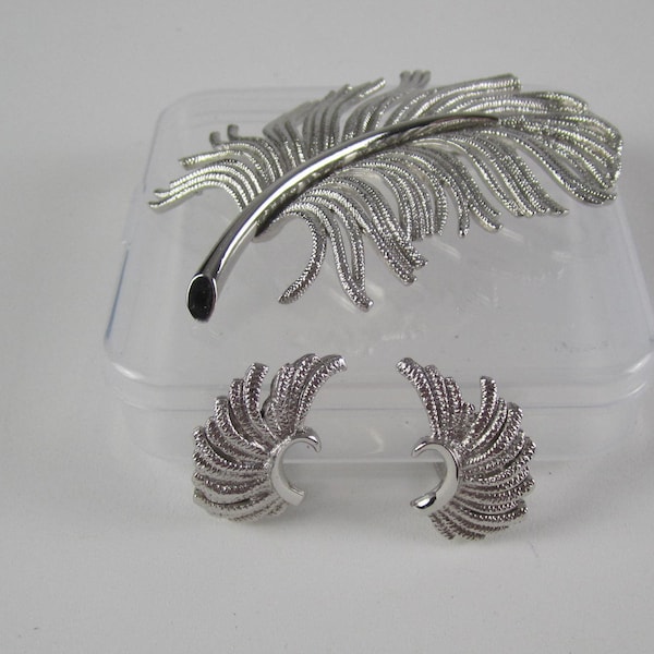 Pastelli Feather Brooch Clip Earring Set Textured Silver Tone Vintage Pin Great Detail Signed Pastelli (#186)