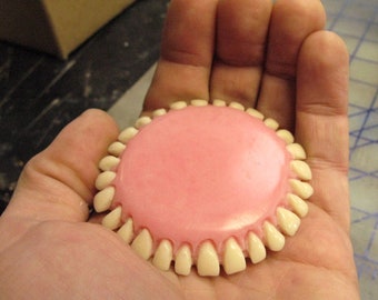 Denture-Inspired One Mirror Compact