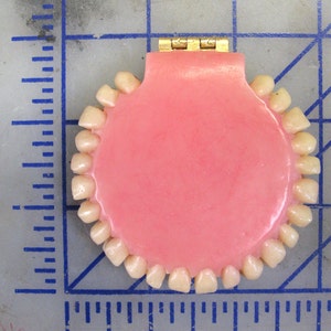 Denture Compact image 4