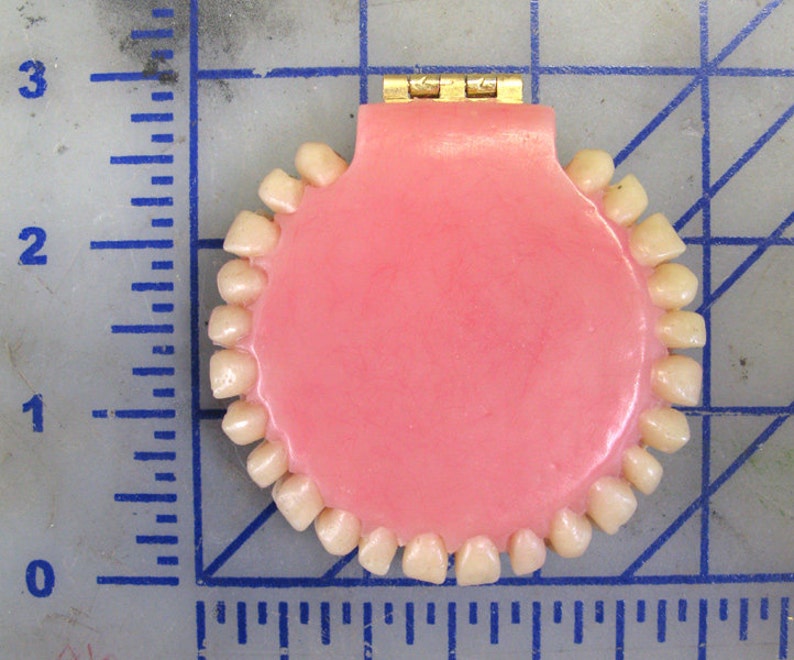 Denture Compact image 4