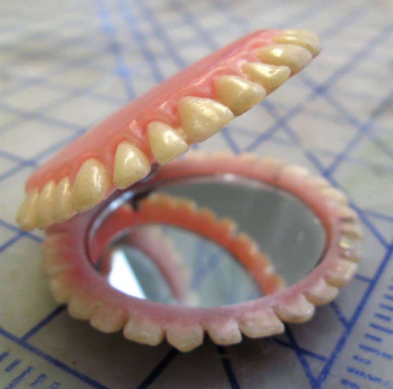 Denture Compact image 3