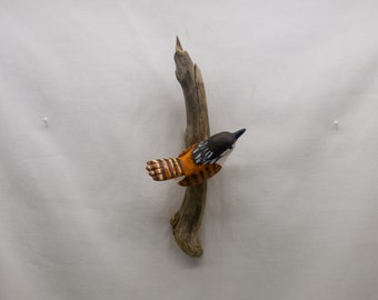 Zaunkönig - nach rechts. Handgefertigter, geschnitzter Holzvogel, bemalter Vogel, Wohnkultur, Wanddekor, Made in USA