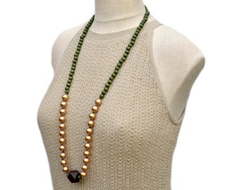 Collana lunga argentata di perle metallizzate verdi art. 930168B - Clementi Profumi