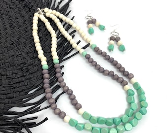 Mint en grijze houten kralenketting: tweestrengige lentesieraden
