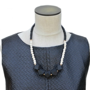 black and white bead necklace / black and white necklace / black statement necklace / geometric necklace / modern necklace