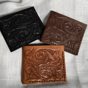 Cartera plegable de cuero repujado