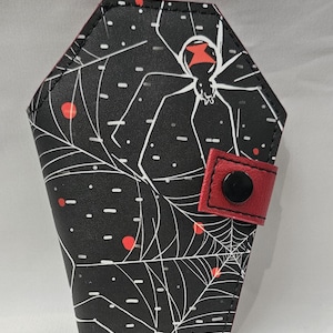 Cartera de ataúd con diseño de araña, telaraña y viuda negra