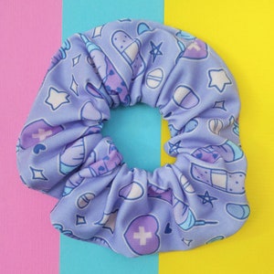 Purple Menhera Scrunchie with Pills Bandages and Syringes - Menhera Yume Yami Kawaii Hair Tie for Nurses, Pastel Purple