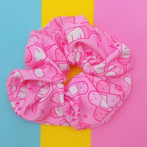 Pink Needle Menhera Scrunchie with Pills Bandages and Syringes - Yume Yami Kawaii Hair Tie for Nurses, Pastel Pink Menhera Scrunchie