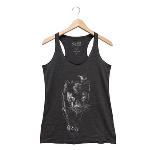 パンサータンクトップ、レディースグラフィックTシャツ、アニマルプリント、女性へのギフト、レーサーバックタンク、ワークアウトシャツ、ジム、ブラックタンク、アニマルトップ、クールシャツ
