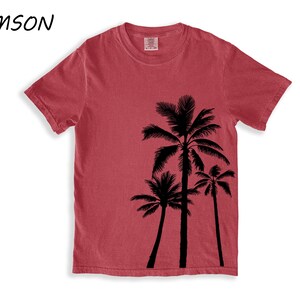 K&ouml;nnte beinhalten: Karmesinrotes T-Shirt mit schwarzem Palmen-Motiv. Das kurz&auml;rmelige Oberteil hat einen Rundhalsausschnitt und eine lockere Passform. Das Wort "CRIMSON" ist links oben aufgedruckt. Ideal f&uuml;r einen l&auml;ssigen, sommerlichen Look.