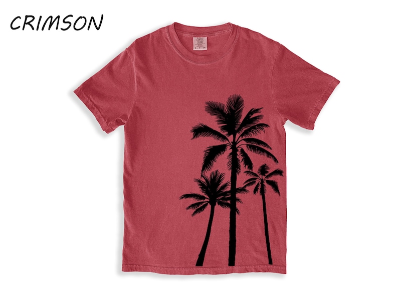 K&ouml;nnte beinhalten: Karmesinrotes T-Shirt mit schwarzem Palmen-Motiv. Das kurz&auml;rmelige Oberteil hat einen Rundhalsausschnitt und eine lockere Passform. Das Wort "CRIMSON" ist links oben aufgedruckt. Ideal f&uuml;r einen l&auml;ssigen, sommerlichen Look.