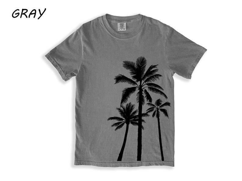 K&ouml;nnte beinhalten: Graues Kurzarm-T-Shirt mit schwarzem Palmen-Motiv. Das Wort "GRAY" ist in Schwarz in der oberen linken Ecke aufgedruckt. Das Shirt besteht aus einem weichen Material.