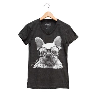 K&ouml;nnte beinhalten: Ein dunkelgraues T-Shirt mit einem wei&szlig;en Aufdruck eines franz&ouml;sischen Bulldoggen mit Brille. Der Text "by Coult" ist unten links auf dem Aufdruck gedruckt.