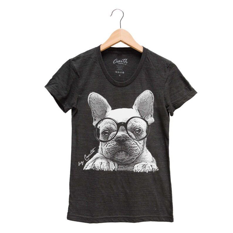 K&ouml;nnte beinhalten: Ein dunkelgraues T-Shirt mit einem wei&szlig;en Aufdruck eines franz&ouml;sischen Bulldoggen mit Brille. Der Text "by Coult" ist unten links auf dem Aufdruck gedruckt.