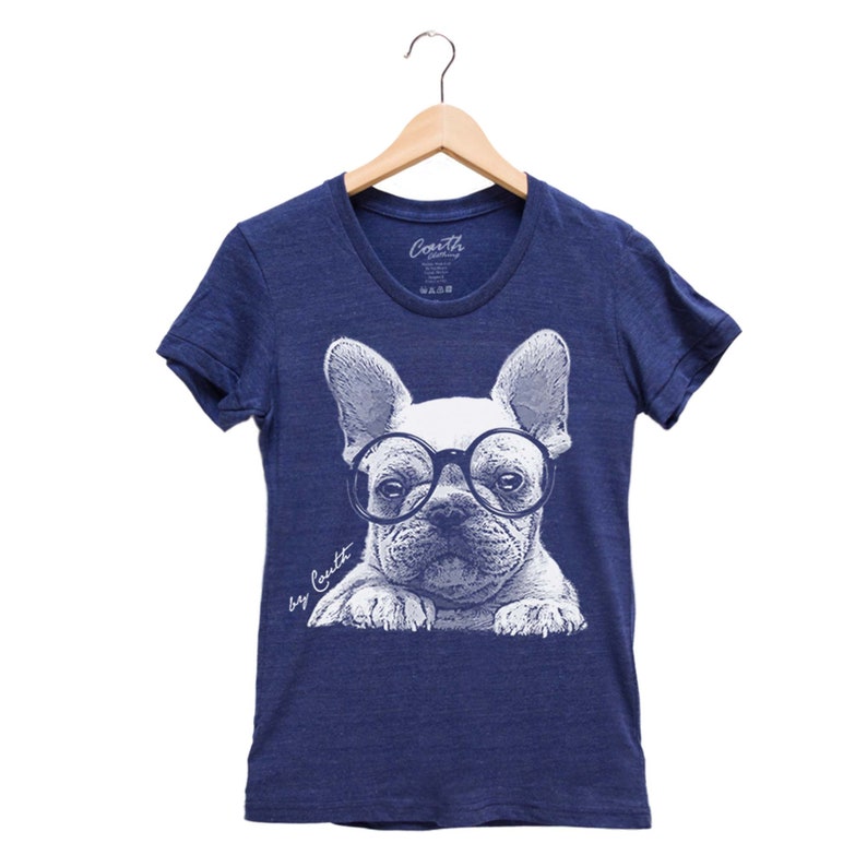 K&ouml;nnte beinhalten: Ein marineblaues T-Shirt mit einem wei&szlig;en Grafikdruck eines franz&ouml;sischen Bulldoggen, der eine runde Brille tr&auml;gt. Der Text "by Coult" ist unter dem Bild gedruckt.