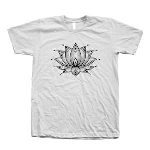 Lotus T-Shirt, Herren-T-Shirt, Unisex-T-Shirt, Siebdruck, Rundhalsausschnitt, 100% Baumwolle, Blumen-Shirt, weißes T-Shirt, Geschenk für Frauen, Yoga-Oberteil