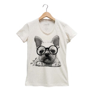 K&ouml;nnte beinhalten: Ein wei&szlig;es T-Shirt mit einer Schwarzwei&szlig;illustration eines franz&ouml;sischen Bulldoggen, der eine runde Brille tr&auml;gt. Der Text "by Coult" ist auf dem Shirt aufgedruckt.