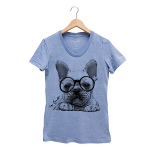 K&ouml;nnte beinhalten: Hellblaues T-Shirt mit einer schwarz-wei&szlig;en Illustration eines franz&ouml;sischen Bulldoggen, der eine runde Brille tr&auml;gt. Der Text "Dog Count" ist in Kursivschrift unten links auf dem T-Shirt geschrieben.