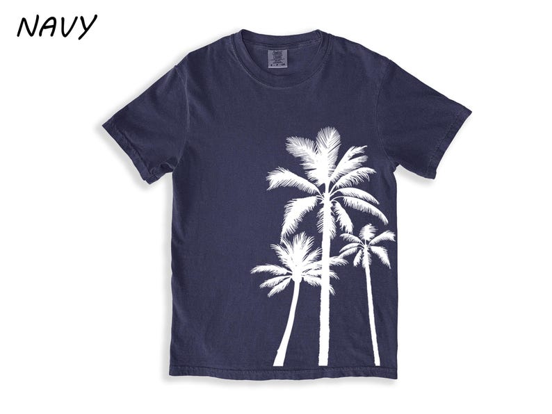 K&ouml;nnte beinhalten: Marineblaues T-Shirt mit wei&szlig;em Palmen-Design. Das T-Shirt hat einen Rundhalsausschnitt und kurze &Auml;rmel. Das Wort "NAVY" befindet sich in der oberen linken Ecke. Dieses l&auml;ssige T-Shirt ist ideal f&uuml;r ein Strand- oder Tropen-Thema.