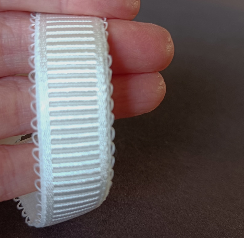 Peut inclure: Ruban &eacute;lastique blanc avec un bord festonn&eacute; et une texture c&ocirc;tel&eacute;e.