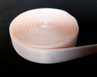 Bretelles élastiques pour soutien-gorge. Satiné semi-brillant. Élastique pelucheux dans le dos. Couleur rose pâle - 12 mm ou 1/2 pouce de large