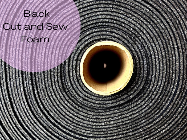 Op de afbeelding: Een rol zwarte knip- en naai schuim. Het schuim is strak opgerold en het einde van de rol is zichtbaar. De tekst "Black Cut and Sew Foam" is gedrukt op een paarse cirkel in de linkerbovenhoek van de afbeelding.