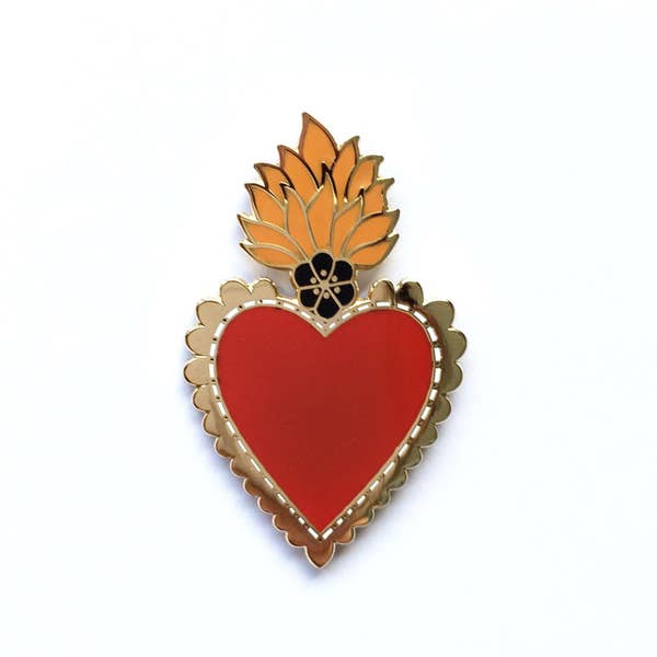 Mexikanische Sacred Heart Emaille Pin Anstecknadel - Gold w / rotes Herz, orange Flammen & schwarze Blume Hard Emaille