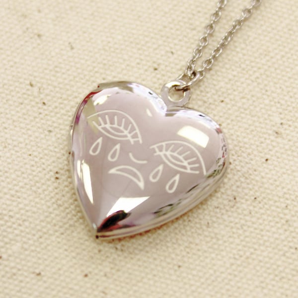 Collar con dije de medallón de plata con tatuaje de corazón llorando de acero inoxidable