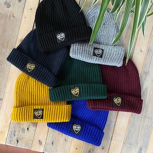 Chapéu de pescador com remendo de coração chorando, gorro de lã tricotada, design de tatuagem de inverno Bert Grimm