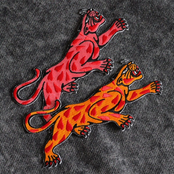ハートパンサータトゥー刺繍アイロンパッチバッジ、ベニー・スモールズデザイン、オレンジ、ピンク、レッド