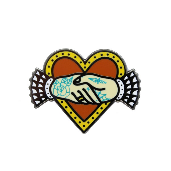 Insigne d'épinglette de revers d'émail de tatouage traditionnel de coeur de poignée de main