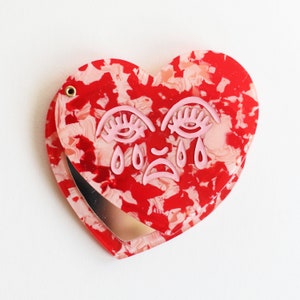 Specchio tascabile compatto a forma di cuore in acrilico marmo rosso rosa con cuore piangente Bert Grimm faccia triste