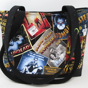 Monster en zombie filmposters schoudertas portemonnee tas gewatteerd zacht lichtgewicht kitscherig horror thema portemonnee Halloween zomer