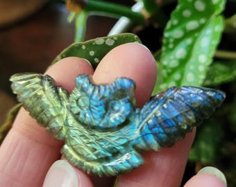 Rainbow Flash Labradorite Owl, Spirit Owl Crystal Totem, Owl Labradorite Carving, Crystal Owl Spirit Animal Labradorite Stone Owl Carving