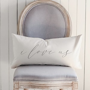 Almohada lumbar - Caligrafía I Love Us - Regalo para ella, decoración del hogar con caligrafía, almohada decorativa, regalo para recién casados, regalo de inauguración de la casa, funda de cojín