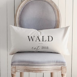 Almohada lumbar personalizada con apellido. Reliquia, decoración del hogar, regalo de boda, regalo de compromiso, inauguración de la casa, funda de cojín.